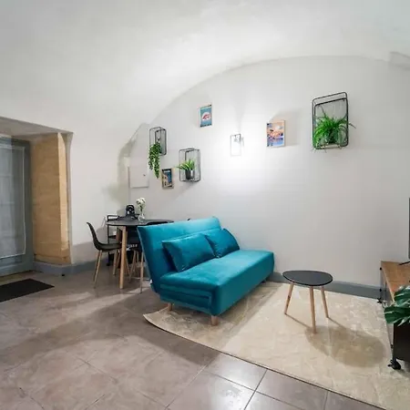 T2 Chateau Historique Apartment